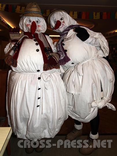 2009.02.24_21.39.49.jpg - Zweimal Johanna (Mutter und Tochter) als "Schneefrauen".