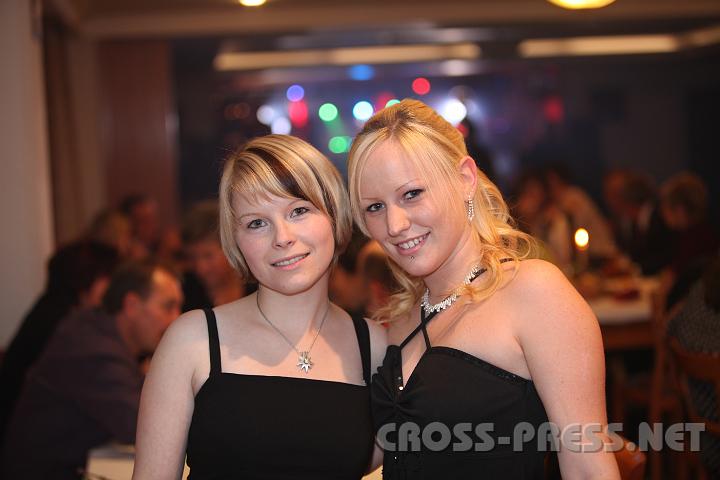 2009.10.25_21.55.55.jpg - Andrea Pfaffenbichler und Simone Puchberger vor der B�hne