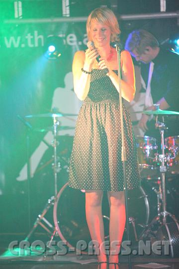 2009.10.25_22.10.14.jpg - Magda freut sich �ber den verdienten Applaus.