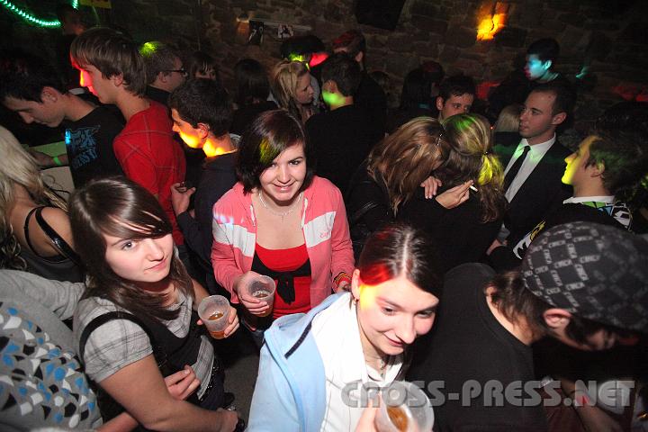2009.10.25_22.32.49.jpg - In den "Gesetzlosen Bar" herrschte die Dichte von 5-6 Jugendlichen pro Quadratmeter.  :)