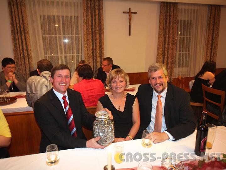 2009.10.25_21.51.01_01.jpg - Auch B�rgermeister Alois Panstingl mit Gattin Johanna und Andreas Schl�gelhofer wagten sich zum Ball der "Gesetzlosen".