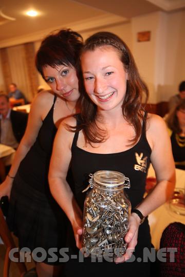 2009.10.25_21.51.23.jpg - Michaela Helm und Kerstin B�rbaumer mit dem "Schatz-Glas" des Sch�tzspieles, welches Franz Schenkermayr aus Ertl gewonnen hat.