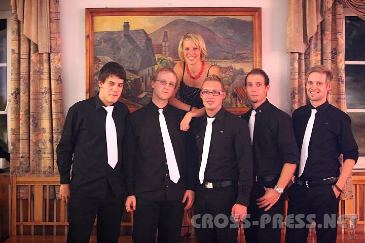 2009.10.25_22.15.46.jpg - Die Punk-Rockband "These": die Stars des Ball-Abends !
