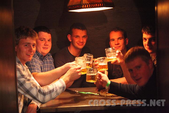 2009.10.25_22.19.39.jpg - "Finstere Mafiosi" schmieden dunkle Pl�ne im "Hinterzimmer", v.l.n.r.: Florian Infanger, Christoph Steinparzer, Andreas Hornbachner, Werner Steinparzner, Christoph Infanger, Willi Wimmer.  ;)