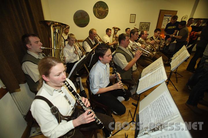 2010.01.08_20.27.15.jpg - Die "Sagschartenb�hmischen" leisteten den musikalischen Beitrag zum Abend.