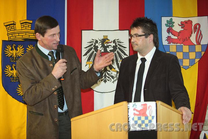 2010.01.08_20.30.21.jpg - B�rgermeister Alois Panstingl beantwortet die Fragen von Kulturvereinsobmann Josef Forster, der den Abend moderierte.