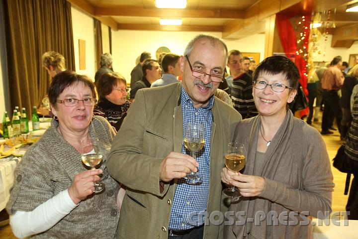 2010.01.08_21.50.09.jpg - Hans Helemann mit Schwester (links) und Gattin genie�en den Abend.