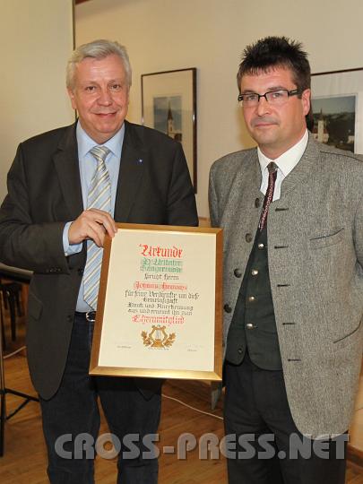 2010.03.20_17.06.26_01.jpg - Obmann Josef Forster �berreichte LR Johann Heuras die Ehrenurkunde der Urltaler S�ngerrunde, der sich geehrt f�hlte, nun zu den "kulturellen Botschaftern des Mostviertels" zu geh�ren.