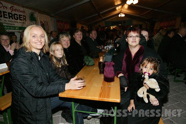 2008.09.27_20.25.58.JPG - Mit Mostviertler Kopftuch-Tracht, v.l.n.r.: Anita Mayrhofer und Barbara Jordan mit Rebecca.