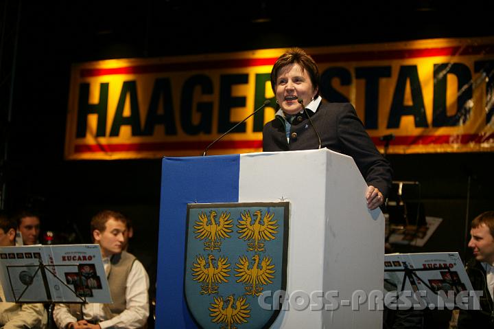 2008.09.27_20.56.30.JPG - "Namenstagskind" Michaela (LAbg. Hinterholzer), die mit fast hundert anderen Michael(a)s "Special Guest Star" des Abends war, er�ffnete in Vertretung des Landeshauptmanns den Stadtplatz.