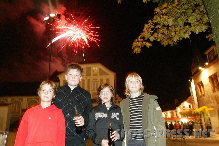 2008.09.27_21.20.27.JPG - Punkt 21:00h gab es ein Riesenfeuerwerk.  V.l.n.r: Franz Hammelm�ller, Martin St�ckler, Julian Kattner und Daniel Hochgatterer vor dem Feuerwerk.
