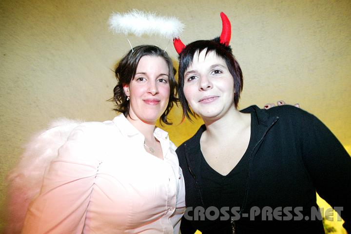 2009.01.17_22.46.50.JPG - Engerl Andrea und Teuferl Sandra kamen den weiten Weg aus Pressbaum nach K�rnberg.