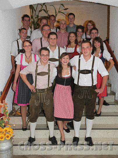 2009.09.26_20.45.37.jpg - Die Volkstanzgruppe K�rnberg erwies ein gutes Gesp�r f�r den aktuellen Trend "Zur�ck zum Ursprung" und organiserte einen besonders von Jugendlichen gut besuchten Dirndl-Ball. Vorne (v.l.n.r.): Obmann Daniel Hofer, Monika Brandner und ObmannStv. Markus B�rger.