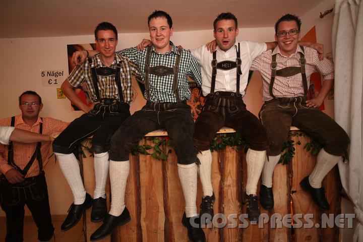 2009.09.26_20.51.47.jpg - Auf der "N�gelbar": Kevin B�rger, Reinhold Gro�alber, Helmut Wimmer und Daniel Hofer.