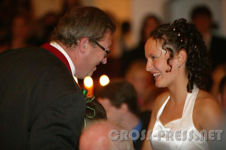 2007.09.22_20.51.36.JPG - Die bei der Ballorganisation mitwirkenden Lehrer bekamen kleine Dankgeschenke �berreicht.