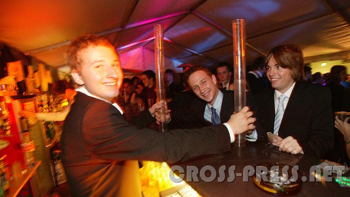 2007.09.22_23.49.34.JPG - Sooo long waren die Longdrinks auch wieder nicht, f�r 10 retournierte Becher gab es ein Getr�nk gratis. :)