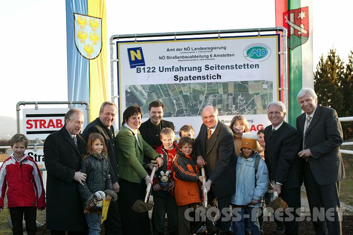 2008-02-20_16.36.12_02.JPG - Prominente Stra�enbauer.  V.l.n.r.:  NR G�nther K�ssl; DI Rudolf Gruber, N� Stra�enbaudirektor; LA Michaela Hinterholzer; LA Ing. Andreas Pum: LH Dr. Erwin Pr�ll; Bgm. Franz Deinhofer und LA Mag. Johann Heuras mit Seitenstettner Volks- und Hauptschulkindern.