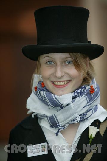 2008.06.13_18.07.38.JPG - Gl�ckliche Maturantin.