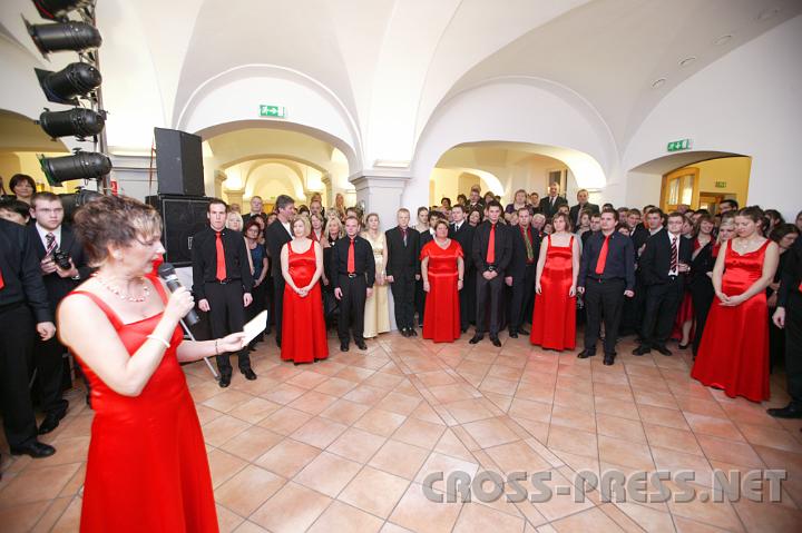 2009.01.10_20.41.16.JPG - Bezirksstellenleiterin Katharina Latschenberger moderierte die Er�ffnung.