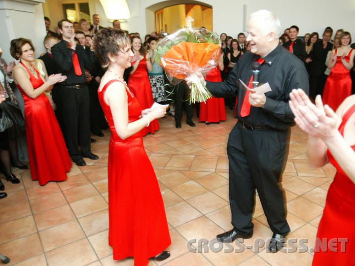 2009.01.10_20.48.35.JPG - Bezirksstellenleiter-Stv. Leopold Gerstmayr �berreichte seiner "Chefin" Katharina Latschenberger Blumen.