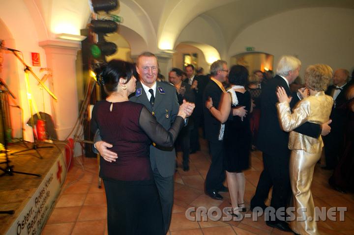 2009.01.10_21.02.19.JPG - Das Ehepaar Lenze macht gute Figur auf dem Parkett...