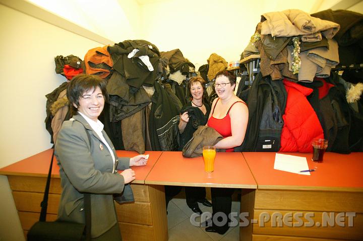 2009.01.10_23.05.22.JPG - Von der bis zur Decke vollgestopften Garderobe lie� sich auf den Besucherandrang schlie�en.