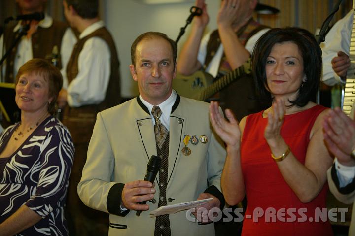 2009.02.07_20.25.23.jpg - Karl Deisl (Mitte), Obmann der Musikkapelle, mit Gattin (links) und Martina Krondorfer.