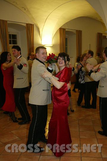 2009.02.07_20.33.01.jpg - Die gl�ckliche auserw�hlte Ballk�nigin Bettina Marquart und ihr W�hler Ballk�nig Johann Latzelsberger er�ffneten den Tanzabend.