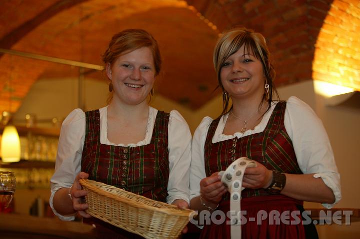 2009.02.07_20.44.35.jpg - Sabine Kaltenb�ck und Karin Kern beschenkten die Damenbesucher mit Schokolade und markierten die Herren mit Musikkapellenlogo.