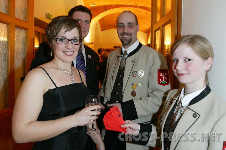 2009.02.07_21.13.30.jpg - Verkaufen Lose f�r die Tombola, v.l.n.r.: Karin Edermayer, P.G., Manfred Brandstetter, Franziska Reitner.