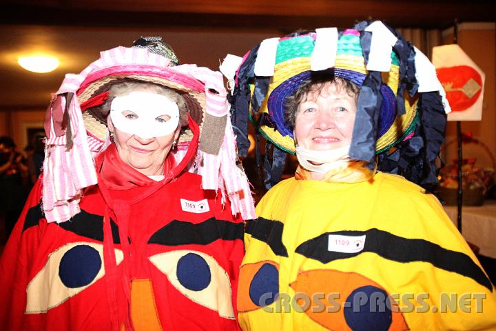 2009.02.21_21.49.44_01.jpg - Sympathische "Vogelscheuchen" Hermine Auer und Erna Hei�.