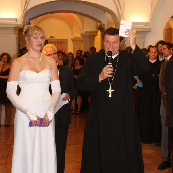 Ballnacht als Balanceakt Schulerhalter Abt Berthold Heigl gratulierte Hofrat KR P.Wichmann Freudenschuß, dem ehem. Gymnasiumsdirektor, zum 70er, präsentierte das neue...