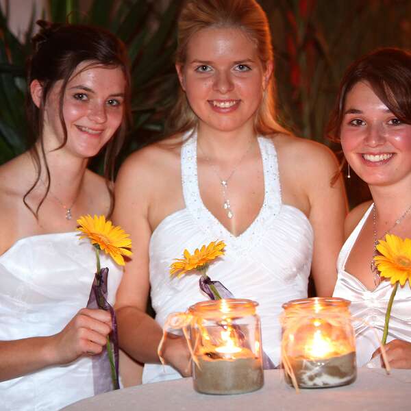 Ballnacht als Balanceakt Katharina Gugler, Sophie Wagner und Eva Mayer in der Cocktail -Bar.