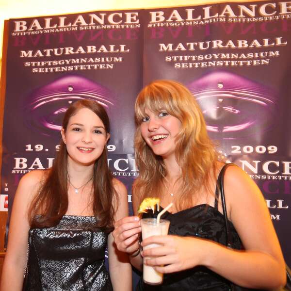 Ballnacht als Balanceakt Carina Leitner und Sophie-Marie Forster vor den Ball-Plakaten.