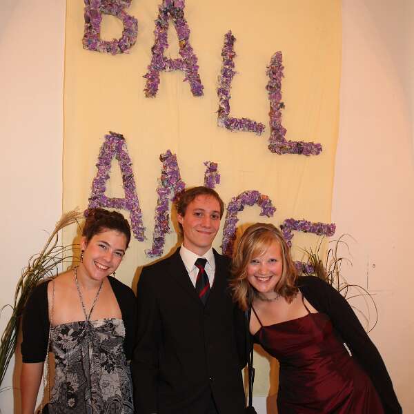 Ballnacht als Balanceakt Karina Forster, Maximilian Ableidinger und Hannah Schigutt in der 