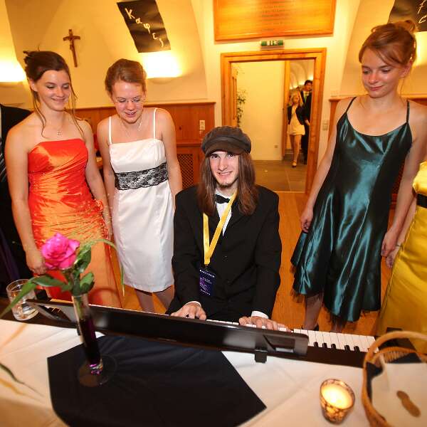 Ballnacht als Balanceakt Mit seinem Auswendigkennen der Melodien begeisterte Pianist Martin Grubhofer die Damen Katharina Gugler, Stephanie Wimmer, Michaella Ströbitzer und Eva Mayer in...