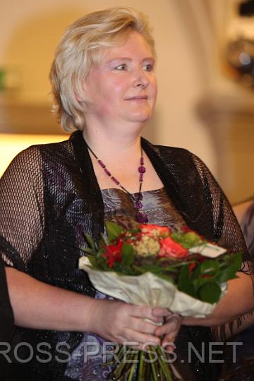 2009.10.24_20.54.29.jpg - Dipl.-P�d. Anita Hochp�chler wurde mit einem Blumenstrau� geehrt.