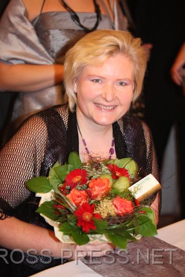 2009.10.24_21.06.31.jpg - Dipl.-P�d. Anita Hochp�chler wurde mit einem Blumenstrau� geehrt.