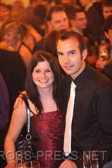 2009.10.24_21.29.19.jpg - Iris Bauer und Gerhard Puppenberger gef�llt die Stimmung im Meierhof.