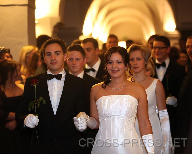 2009.10.24_20.45.55.jpg - "Enchant�" - "Darf ich bitten?"  Harald Schachermayer durfte, und tanzte mit Silvia Weindlmayer die Er�ffnungspolonaise im Meierhof des Stiftes Seitenstetten.