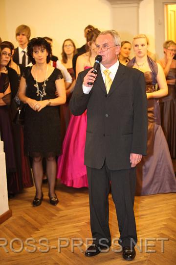 2009.10.24_20.47.56.jpg - Hofrat Direktor Mag. Hannes Huber begr��te die Ehreng�ste und er�ffnete den Ball. Hinten: Marianne Edermayr, Vizebgm. von Biberbach.