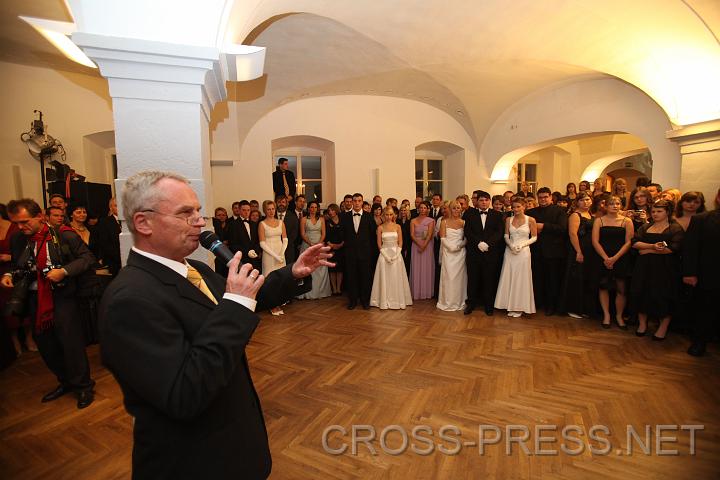 2009.10.24_20.50.02.jpg - Hofrat Mag. Hannes Huber, Direktor der H�heren Bundeslehranstalt und Bundesfachschule f�r wirtschaftliche Berufe, bei der Er�ffnungsansprache.