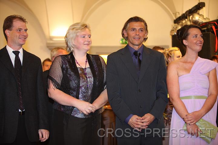 2009.10.24_20.53.42.jpg - Die Klassenvorst�nde der Maturaklassen und der Abschlussklasse, v.l.n.r.: Mag. Reinhold Meyer (5 AH),Dipl.-P�d. Anita Hochp�chler (3 FW), Mag. Thomas H�rndler (5 BH), Mag. Michaela Steiner (Kreatives Gestalten und Bildnerische Erziehung) wurden mit Blumen und s��en K�stlichkeiten geehrt.