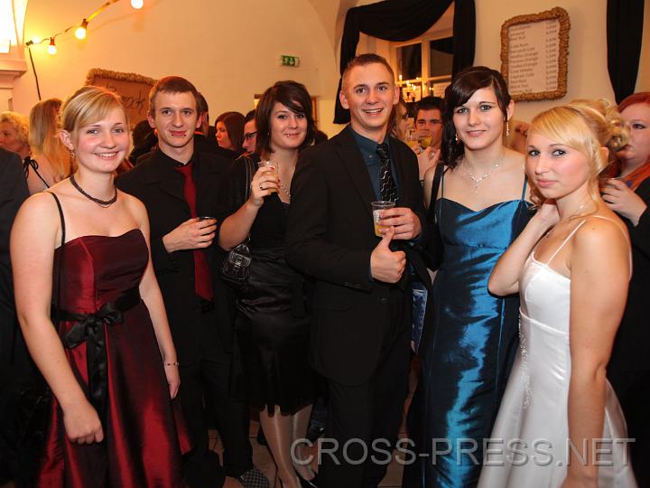 2009.10.24_21.41.20.jpg - XY, Tim Wimmer, Teresa St�gerer, Philipp Wimmer, Sabrina Gruber und Gudrun Mayr freuen sich an der Barock-Bar, wegen der Zeitumstellung um eine Stunde l�nger feiern zu d�rfen.