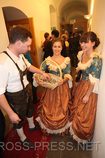 2009.10.24_21.51.37.jpg - Corinna und Romina bieten Armb�nder zur Wahl der Ballk�nigin an.