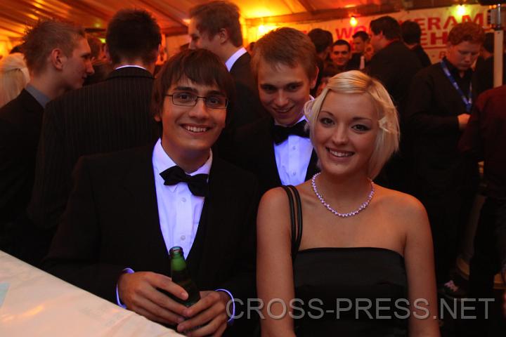 2009.10.24_22.16.27.jpg - Freuen sich �ber die tolle Stimmung im �bervollen Festzelt: Georg Faustmann, Michael K�nig und Julia Mayrhofer.