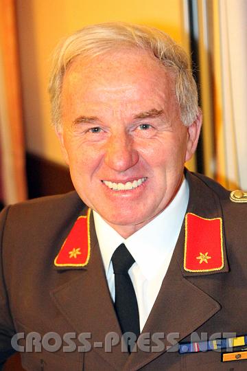 2009.11.14_22.14.01.jpg - Ehrenkommandant-Stv. Rudolf Wallner von der FF Hochstra� kommt gern zum Ball.