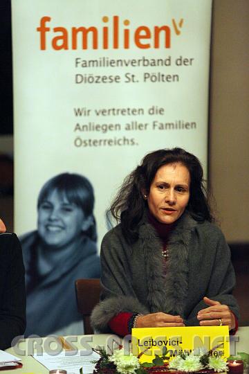 2009.11.16_19.24.53.jpg - Die Kinderpsychotherapeutin Dr. Martina Leibovici-M�hlberger gab ein Statement aus wissenschaftlich-psychologischer Sicht.