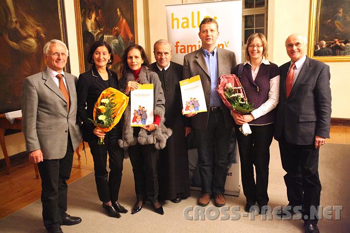 2009.11.16_21.24.08_01.jpg - Nach der Podiumsdiskussion "Schonzeit" f�r Babys und Kleinstkinder? im Maturasaal des Stiftes, v.l.n.r.:Franz Deinhofer (Bgm. von Seitenstetten), Mag. Johanna Mikl-Leitner (Familienlandesr�tin), Dr. Martina Leibovici-M�hlberger (Kinderpsychotherapeutin), P. Michael Prinz (geistl. Ass. der KFB), Martin und Claudia Schmid (Eltern von 3 Kindern), Dr. Josef Grubner (Vorstand des KFV).