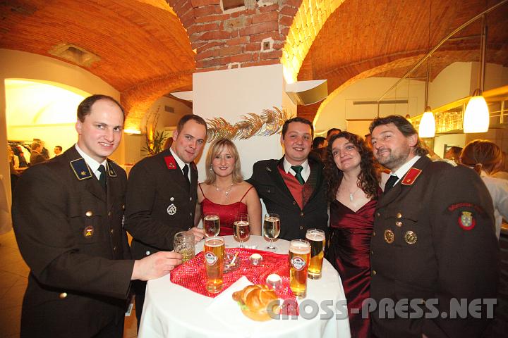 2010.01.09_22.42.31.jpg - Gerald Krendl, Thomas Wieser, Birgitt �blacker, Sigi Tramberger, Ingrid und Josef Seisenbacher in geselliger Runde.